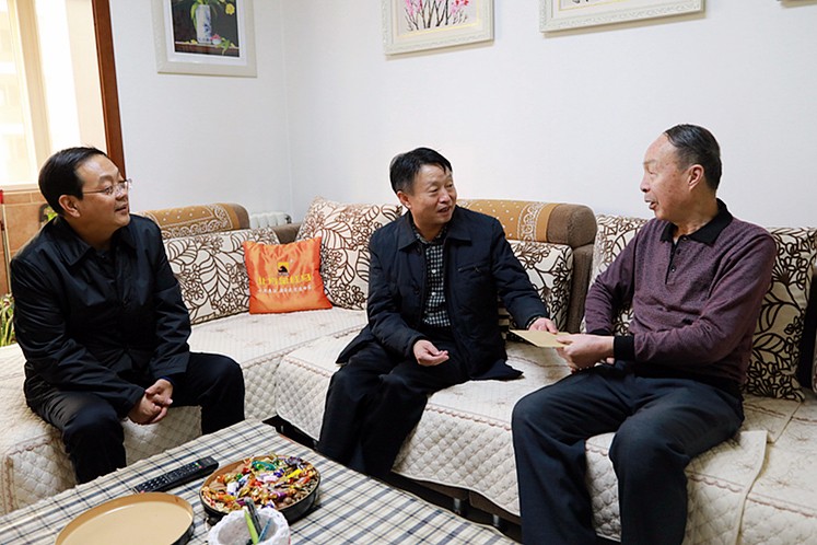 1485316769996377fnQU.jpg 董事長(zhǎng)春節(jié)慰問2.jpg