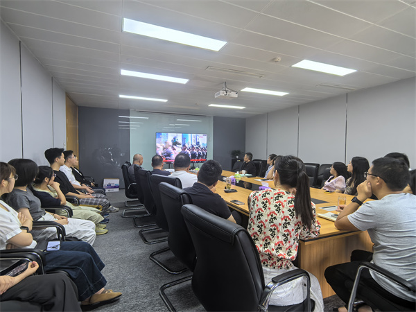 中蓉圣泰公司大會(huì)議室觀看9.3閱兵（1）.jpg